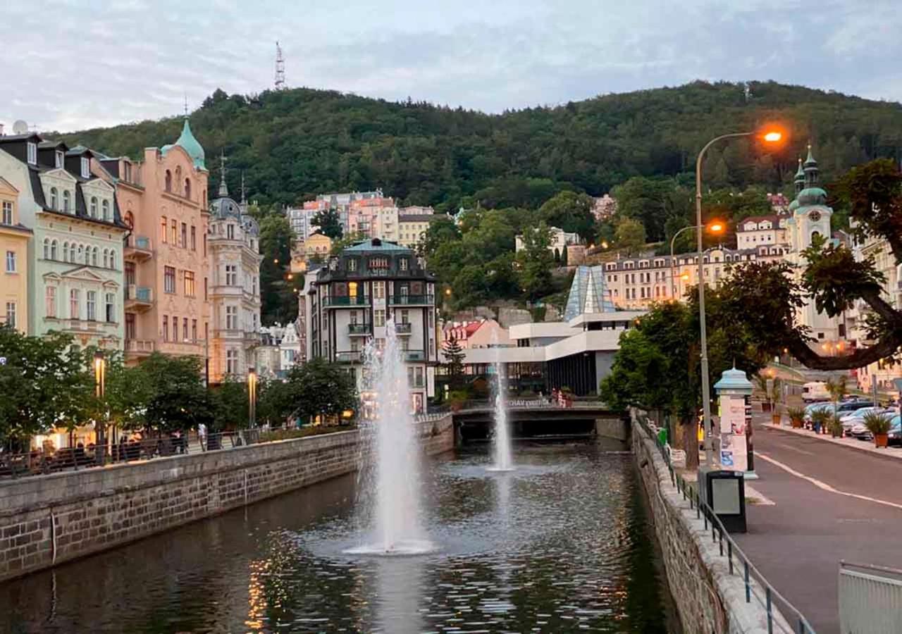 Retro Big Apartment With Two Balconies And Lift Karlovy Vary Esterno foto